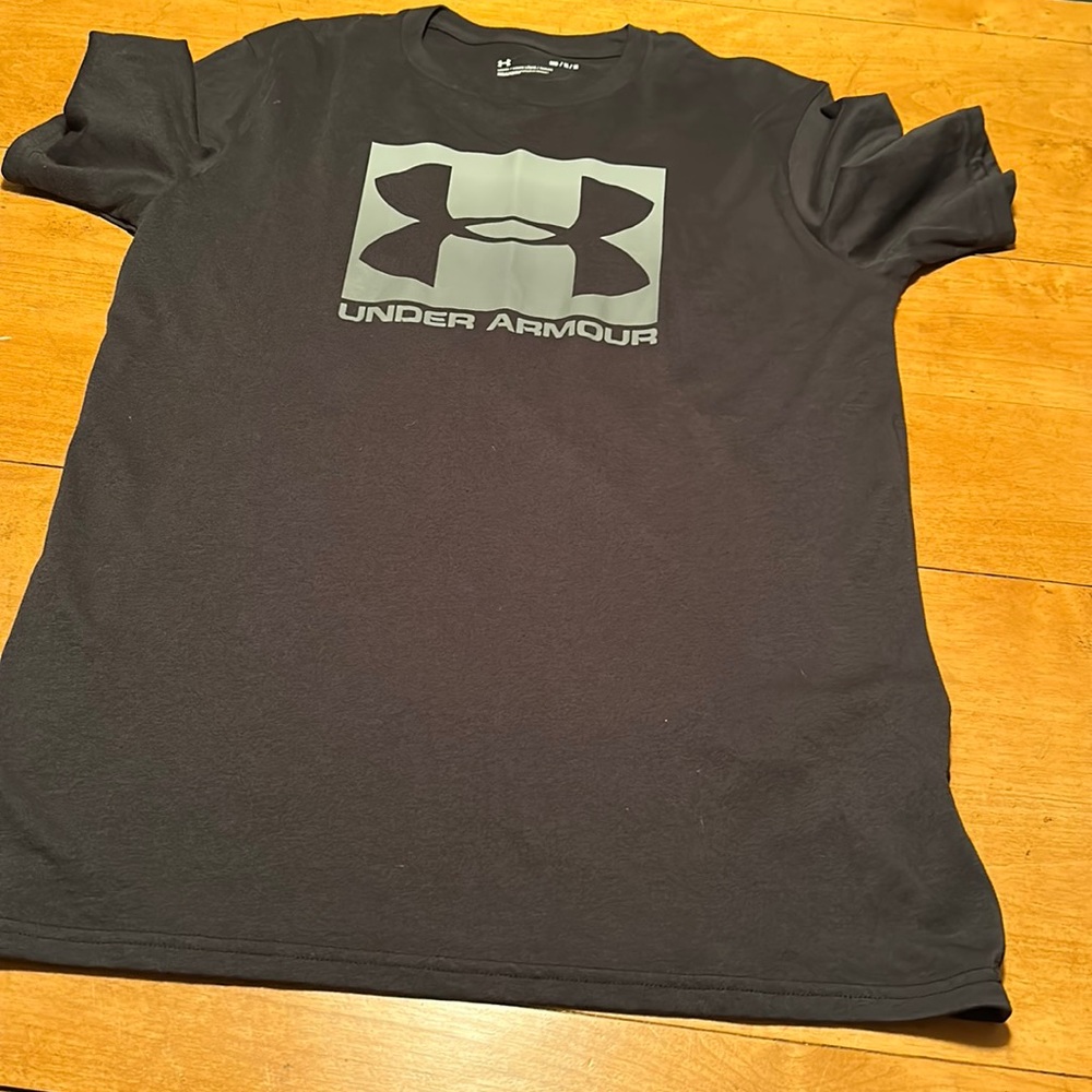 Great condition men’s size medium under armor T-shirt short sleeve